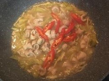 step10: 接著太白粉調少許水，倒入煮滾的薑絲炒大腸裡，勾薄芡；並放入辣椒；