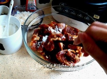 step17: 豬扒肉加入生粉拌勻靜待10分鐘