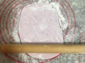 step18: 第二種擀法（需有壓模）：
麵糰先簡單桿成長方型後，上下都抹上麵粉；