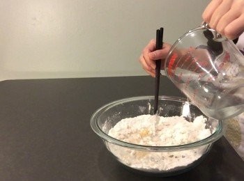 step9: 慢慢加入水 用筷子攪拌