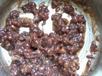 step2: 紅豆放小鍋用小火把紅豆煮的乾身一點。