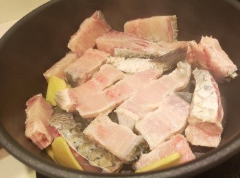 step2: 如選用不痴鑊的煲，可白鑊爆薑片，略為煎封魚肉表面，之後留下兩塊薑片，其他薑片不要，再撒上少許鹽。