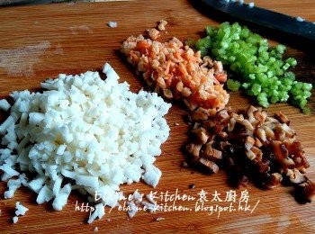 step2: 期間將蝦米浸水至軟身切碎 , 冬菇切細粒 , 沙葛去皮切細粒 , 芹菜莖切細粒