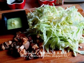 step1: 冬菇切粒 , 薑磨成薑汁 , 椰菜切絲