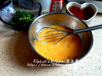 step6: 雞蛋打成蛋液備用