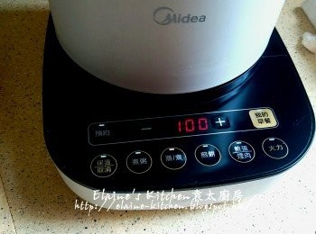 step13: 美的早餐機或蒸鍋內加約3杯水 , 將糕盆放入蓋上蓋 , 按<蒸 / 煮>功能 , 時間調至1小時