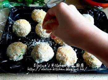 step7: 放上碟後再灑上少許麵包糠 , 蓋上保鮮紙放入冰箱冷藏1小時