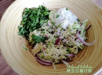 step3: 加入低筋麵粉、胡椒粉、橄欖油、新鮮羅勒及蒜蓉調味