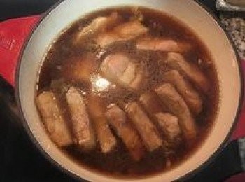 step9: 加入剛好淹沒豬肉的水，並放入一茶匙的鹽，