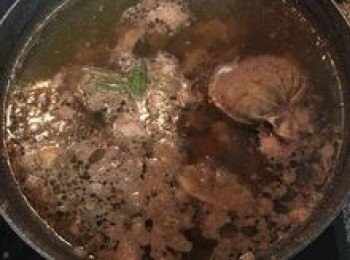 step6: 大火煮滾後，轉小火慢煮30分鐘；高湯煮滾時會浮起許多的雜質，不需要處理，因為等一下高湯要濾到大湯鍋裡