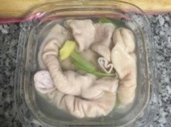 step2: 取一容器，將一整條的大腸切成3-4段放入容器中，放入薑片、蔥段、鹽和米酒並擠入檸檬汁，加入淹過大腸的水，滾水蒸45分鐘（或者用鍋子煮30分鐘）；