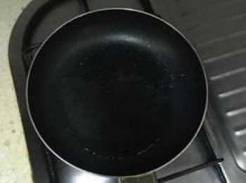 step6: 不沾鍋放入適量的油燒熱；