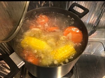 step3: 大火，水滾放入所有<span class="group_1">材料</span>。
轉小火，煲約2.5小時。