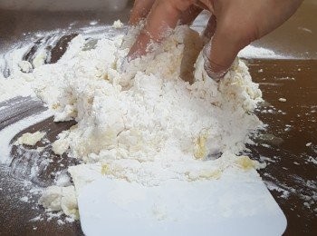 step4: 用手抓粉入穴內搓揉成團