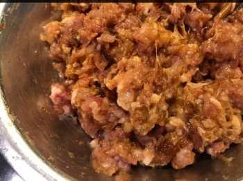 step1: 梅頭肉碎加入生抽、魚露、糖、酒、生粉、生油拌匀，醃30分鐘。