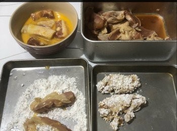 step2: 雞皮肉切件，醃半小時以上。
分別沾上蛋汁，蕃薯粉，放碟上靜止5-10分鐘