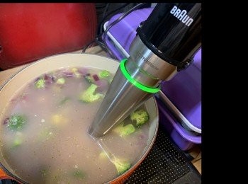 step6: 用hand blender 打碎材料。