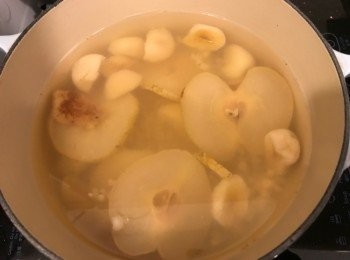 step3: 水滾後放入<span class="group_1">材料</span>大火煲5分鐘，轉小火煲45分鐘，完成