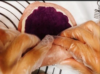 step4: 組合部份:
紫薯蓉及<span class="group_2">牛奶麻糬</span>各自分成5份, 搓圓放置一旁備用  (大約每份65g)，灑些麵粉於烘焙墊上, 先取一份麵團用麵包棍輾成長條型