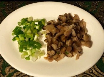 step3: 2朵香茹，洗淨切碎。2條青葱，切粒。1隻蛋白。