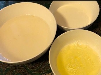 step2: 鮮奶、蛋白、糖（只是個人口味）。