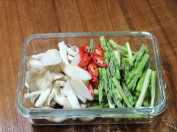 step1: 大白蝦去殼除腸泥，蔬菜處理成所需大小