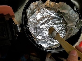 step6: 氣炸鍋舖上錫紙,鍚紙令面向上,再搽上煮食油