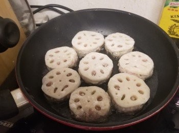 step6: 開細火，放入蓮藕片慢煎，每邊大約煎五分鐘金黃色即完成~