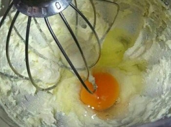 step5: 逐一隻雞蛋加入 慢速攪拌