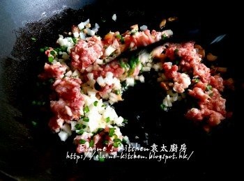 step5: 逐一加入沙葛粒 , 韭菜粒 , 豬肉碎及約2湯匙冬菇水拌勻