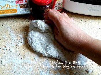 step9: 枱上灑上木薯粉 , 將麵糊稍為放涼後搓成麵糰