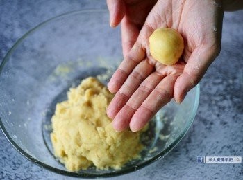 step4: 將麵團均分成小份，搓成湯圓大小。