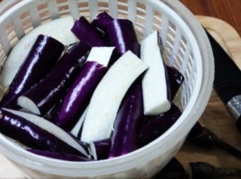 step1: 茄子洗淨切長段後再對切，
置於鹽水中浸泡最少10分鐘