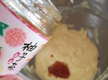 step5: 加入雞蛋及草莓柚子茶拌勻。