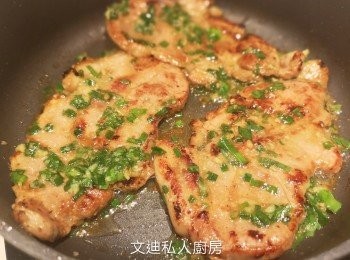 step7: 蔥油可直接撒上豬扒面或用新鑊將蔥油撈混豬扒上碟。