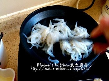 step4: 將白飯魚放入美的早餐機的煎pan內 , 按<煎蛋 / 煙肉>功能 , 拌炒白飯魚至出水份