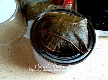 step13: 美的早餐機的煲仔加入3杯水 , 放上蒸架及荷葉飯
