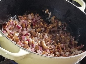 step3: 加入雞肉快炒，再將冬菇粒及什菜粒加入炒勻。