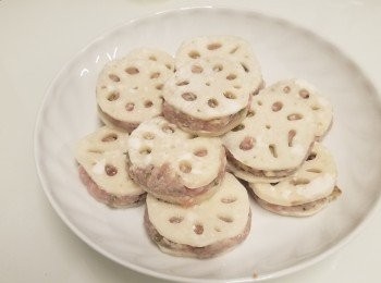 step5: 將肉釀入蓮藕片, 可以將生粉輕輕搽在邊邊嘅肉位， 防止肉會跌出黎