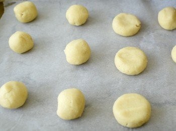 step4: 拿出一小份麵糰，搓圓，壓一壓