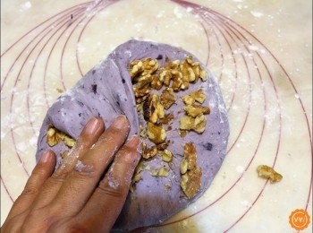 step5: 發酵後的麵糰取出之後，再將核桃分批的揉入麵糰中