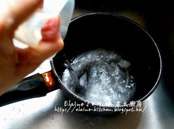 step7: 將白砂糖放入煲 , 加少許鹽及150ml水拌勻用慢火煮至糖溶放入大碗內