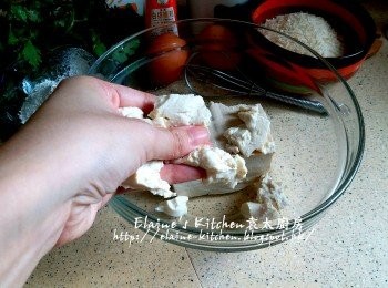 step1: 硬豆腐弄碎放入大碗內