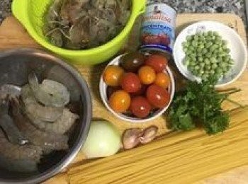 step1: 鮮蝦去頭去殼開背除泥腸洗淨，並把殼留下備用；小蕃茄、青豆、巴西里葉洗淨備用；