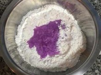 step8: 中筋麵粉放入鹽拌勻後，加入紫山藥泥水，