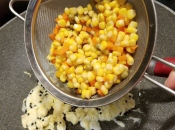 step5: 再加入一盒己經隔去水份的雜菜炒勻