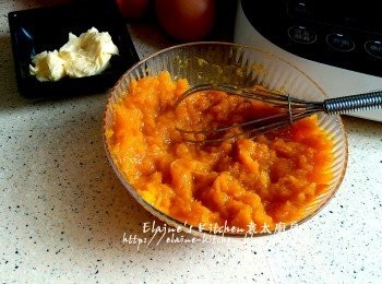 step7: 30分鐘後南瓜已蒸至軟身 , 盛起放入碗內壓成蓉