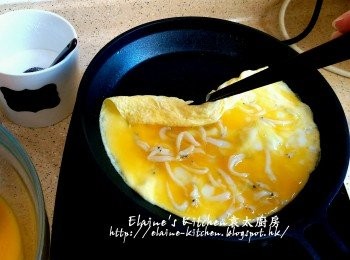 step8: 煎約1分鐘時間 , 見蛋液開始半凝固狀態 , 用筷子或鏟輕輕將蛋向內捲