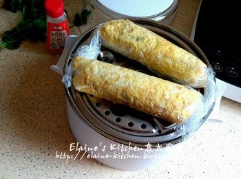 step9: 美的早餐機的煲仔加入約2杯水 , 放上蒸架 , 再放上魚肉卷 , 蓋上蓋