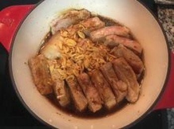 step7: 放入醬油、米酒和紅蔥酥；